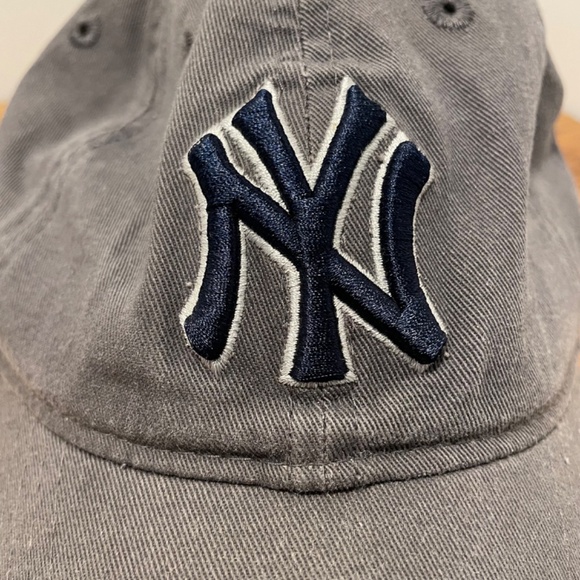 New York Yankees MLB Baseball Hat Gray Embroidered Logo Adjustable – LIKE NEW - Picture 5 of 14